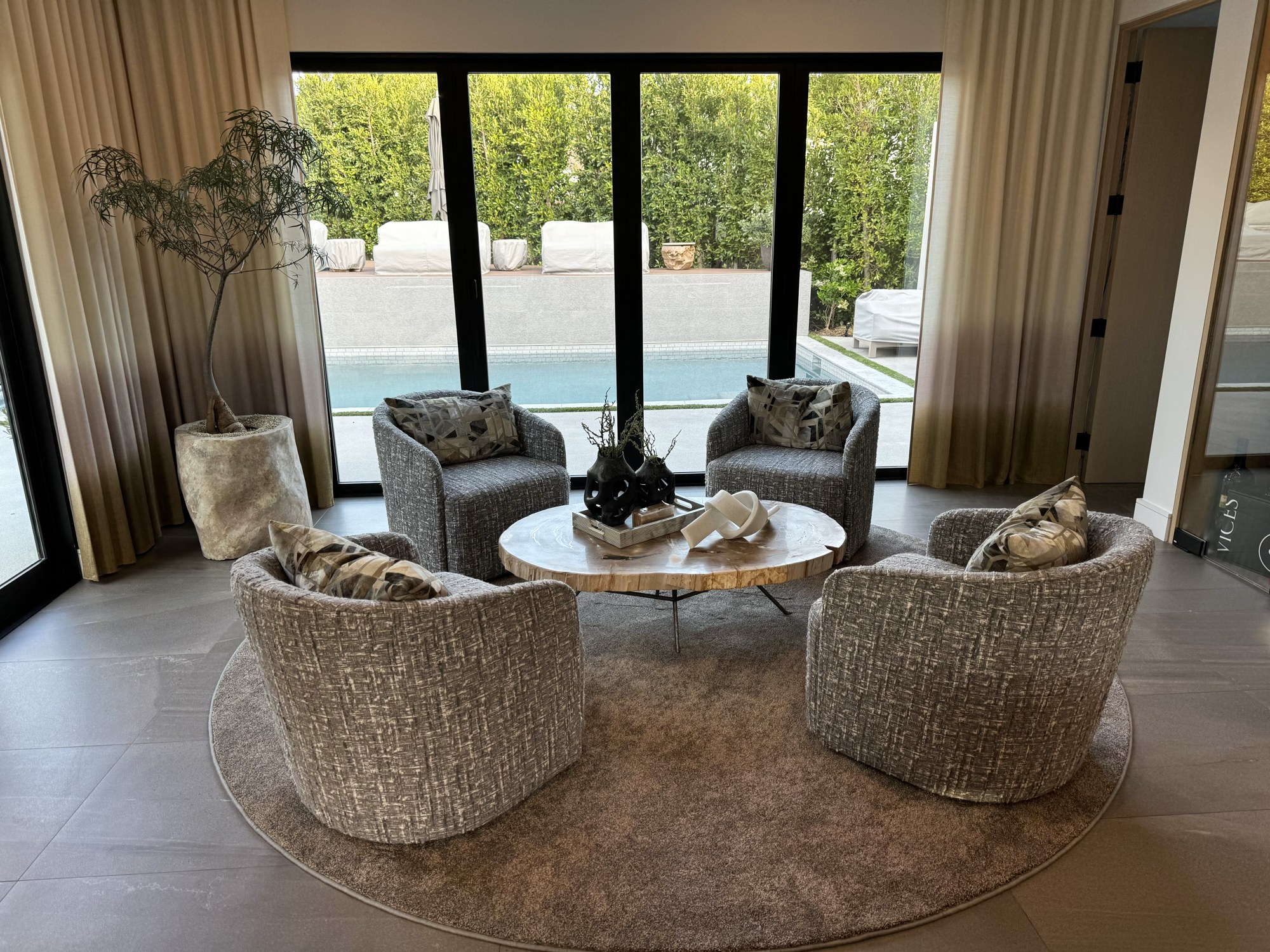 Four-chair sitting room with pool view